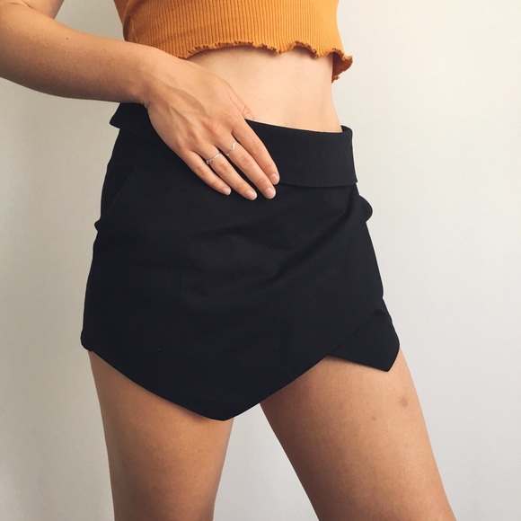 *SOLD* Aritzia Talula Black Skort - Picture 2 of 4
